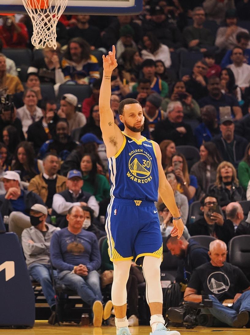 开云体育-库里重要时刻出色发挥，掘金带队取胜！